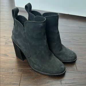 Excellent Condition! UGG Women's Black Ankle Boots. Water Resistant. Size 7.5